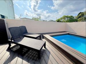 un patio con tavolo e sedie e una piscina di OKINAWA POOLWILLA ONNA 4A - Vacation STAY 06955v a Baba