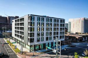 Un gran edificio blanco en una ciudad con una calle. en Chic Studio, Gym Access, Steps to Regions Field) for field, en Birmingham