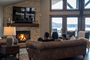 Χώρος καθιστικού στο Lakefront Ozarks Home w Private Dock & Pool