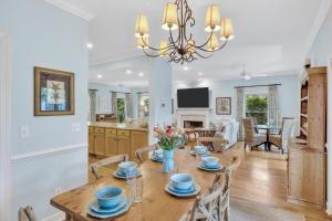 Una cocina y una sala de estar con una mesa y sillas de madera. en SM07: 7 Silver Moss, en Kiawah Island