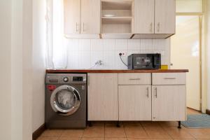 Η κουζίνα ή μικρή κουζίνα στο Emeli Hotel Luxury Suite