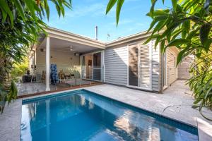 Hồ bơi trong/gần Acorn Cottage in Berry