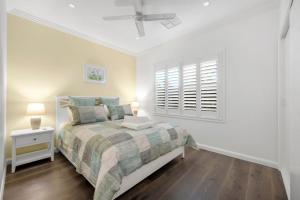 Giường trong phòng chung tại Acorn Cottage in Berry +5 ảnh