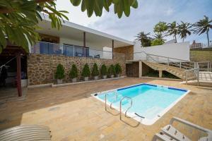 Casa Juliana vista al mar piscina y jacuzzi في Tubará: حمام سباحة أمام منزل