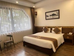 Ένα ή περισσότερα κρεβάτια σε δωμάτιο στο Helen Halong Hotel