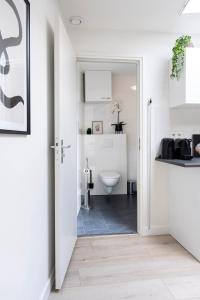 Η κουζίνα ή μικρή κουζίνα στο Family-Friendly Apartment with Garden & Parking +23 φωτογραφίες