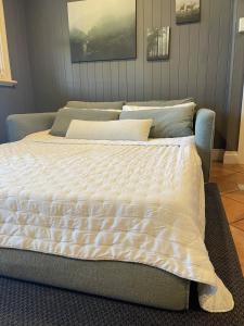 Ένα ή περισσότερα κρεβάτια σε δωμάτιο στο Windsor Retreat with City Views