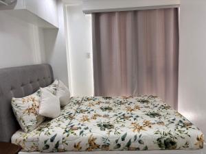 Giường trong phòng chung tại Givande Studio Unit at One PonteFino +16 ảnh