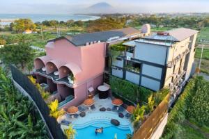 Luftaufnahme eines Hauses mit Swimmingpool in der Unterkunft Finola 1 BR Grand Suite Ocean View ZN387 in Sanur