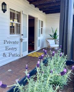 Κήπος έξω από το Windsor Retreat with City Views