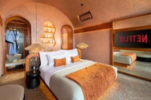 ein Schlafzimmer mit einem großen weißen Bett in einem Zimmer in der Unterkunft Finola 1 BR Grand Suite Ocean View ZN387 in Sanur