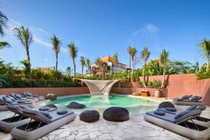 ein Swimmingpool mit Liegestühlen und ein Resort in der Unterkunft Finola 1 BR Grand Suite Ocean View ZN387 in Sanur