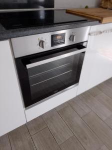 Una cocina con horno en una cocina blanca. en Ti case Les Girofles, en Saint-Benoît