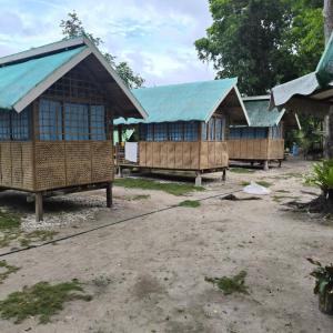 Το κτήριο όπου στεγάζεται  το κάμπινγκ