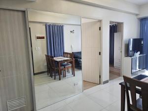 Μια τηλεόραση ή/και κέντρο ψυχαγωγίας στο Riverview Suites Manila