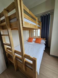 Ένα ή περισσότερα κρεβάτια σε δωμάτιο στο Riverview Suites Manila