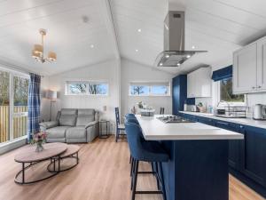 Η κουζίνα ή μικρή κουζίνα στο 1 Bed in Langbank 95385