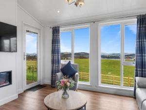 ein Wohnzimmer mit Sofa und Tisch in der Unterkunft 1 Bed in Langbank 95385 in Langbank