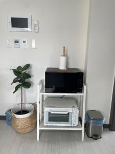 アンサンにあるRiver & Hill view roomの電子レンジとトースターが置かれた白いスタンド