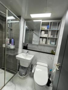 アンサンにあるRiver & Hill view roomのトイレと洗面台のあるバスルーム +16枚の写真