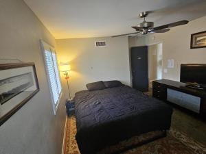 a bedroom with a bed and a ceiling fan at Santa Ana Vibes in Santa Ana