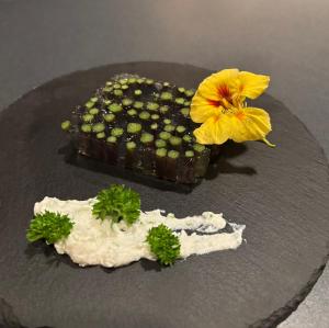 un plato con un postre con una flor en él en sorahama, en Tottori
