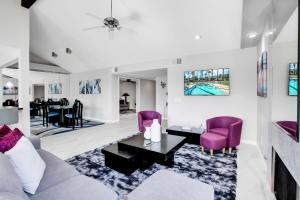 un soggiorno con divano e sedie viola di Azulejo a Desert Hills Trailer Park