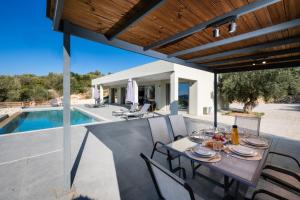 Hồ bơi trong/gần Kristi by Vintage Travel