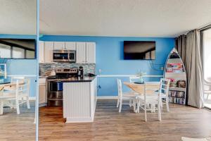 Kuchyň nebo kuchyňský kout v ubytování 0310 Seaside Serenity condo
