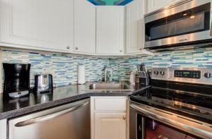 Kuchyň nebo kuchyňský kout v ubytování 0310 Seaside Serenity condo + 10 fotografií