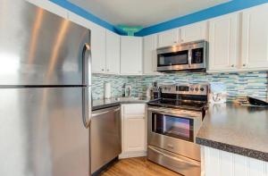 Kuchyň nebo kuchyňský kout v ubytování 0310 Seaside Serenity condo