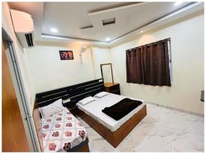 Ένα ή περισσότερα κρεβάτια σε δωμάτιο στο Indra Nagar Road Hotel Premium Aadi # Shree Palace Near Railway Station # Mahakaleshwar Jyotirlinga - Restaurant And Parking Facilities - Fully Air Conditioning Rooms - Best Hotel In Ujjain