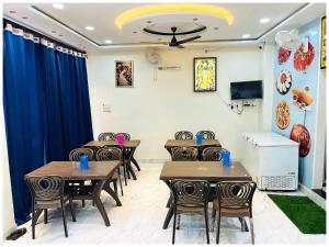 Μια τηλεόραση ή/και κέντρο ψυχαγωγίας στο Indra Nagar Road Hotel Premium Aadi # Shree Palace Near Railway Station # Mahakaleshwar Jyotirlinga - Restaurant And Parking Facilities - Fully Air Conditioning Rooms - Best Hotel In Ujjain