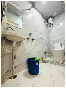 Ένα μπάνιο στο Indra Nagar Road Hotel Premium Aadi # Shree Palace Near Railway Station # Mahakaleshwar Jyotirlinga - Restaurant And Parking Facilities - Fully Air Conditioning Rooms - Best Hotel In Ujjain