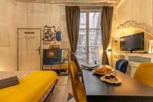 TV a/nebo společenská místnost v ubytování Charme & calme à 200m du Château