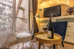 TV a/nebo společenská místnost v ubytování Charme & calme à 200m du Château