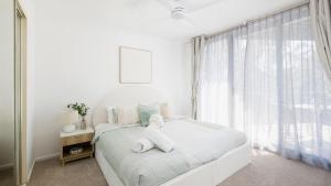 ネルソン・ベイにあるThe Landmark- Top Levelの白いベッドルーム(タオル付きのベッド付) +10枚の写真