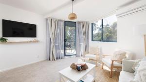 ネルソン・ベイにあるThe Landmark- Top Levelのソファとテレビのあるリビングルーム