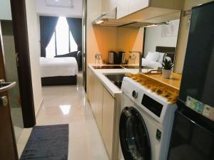 Η κουζίνα ή μικρή κουζίνα στο Pollux Habibie Apartment Batam