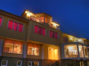 シプカにあるシプカ IT ホテルの大きな建物