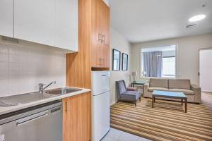 Nhà bếp/bếp nhỏ tại Central City Suite Steps to Bourke & Swanston