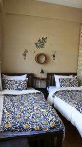 two beds sitting next to each other in a room at Nich Houses Craft&More in Sathani Sala Ya