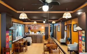 ボラカイにあるBoracay Breeze Resortのテーブルと椅子とバーのあるレストラン