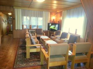 uma sala de jantar com mesas e cadeiras e uma televisão em Chata Salaš em Mlynčeky