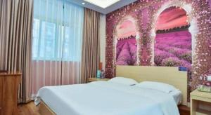 Ένα ή περισσότερα κρεβάτια σε δωμάτιο στο Super 8 Hotel Jinan Railway Station Square +131 φωτογραφίες