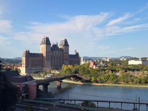 Una vista de una ciudad con un puente sobre un río en Hotel Lorelei, en Sasebo