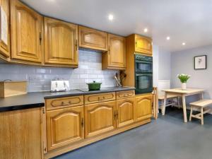 Кухня или мини-кухня в 6 Bed in Keswick SZ389
