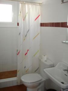 ラメトリャ・デ・マールにあるBungalow Cala Llobeta 16のバスルーム(トイレ、洗面台、シャワーカーテン付)