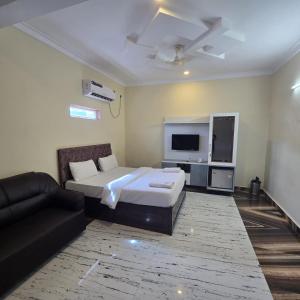 un soggiorno con un letto e un divano di Natures Harmony Resort a Polem Altre 8 foto