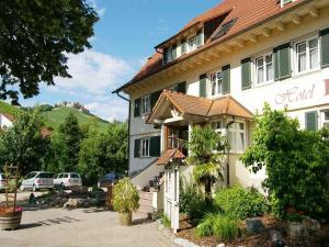 un edificio con un cartel en el costado en Gasthaus Hohberg, en Durbach